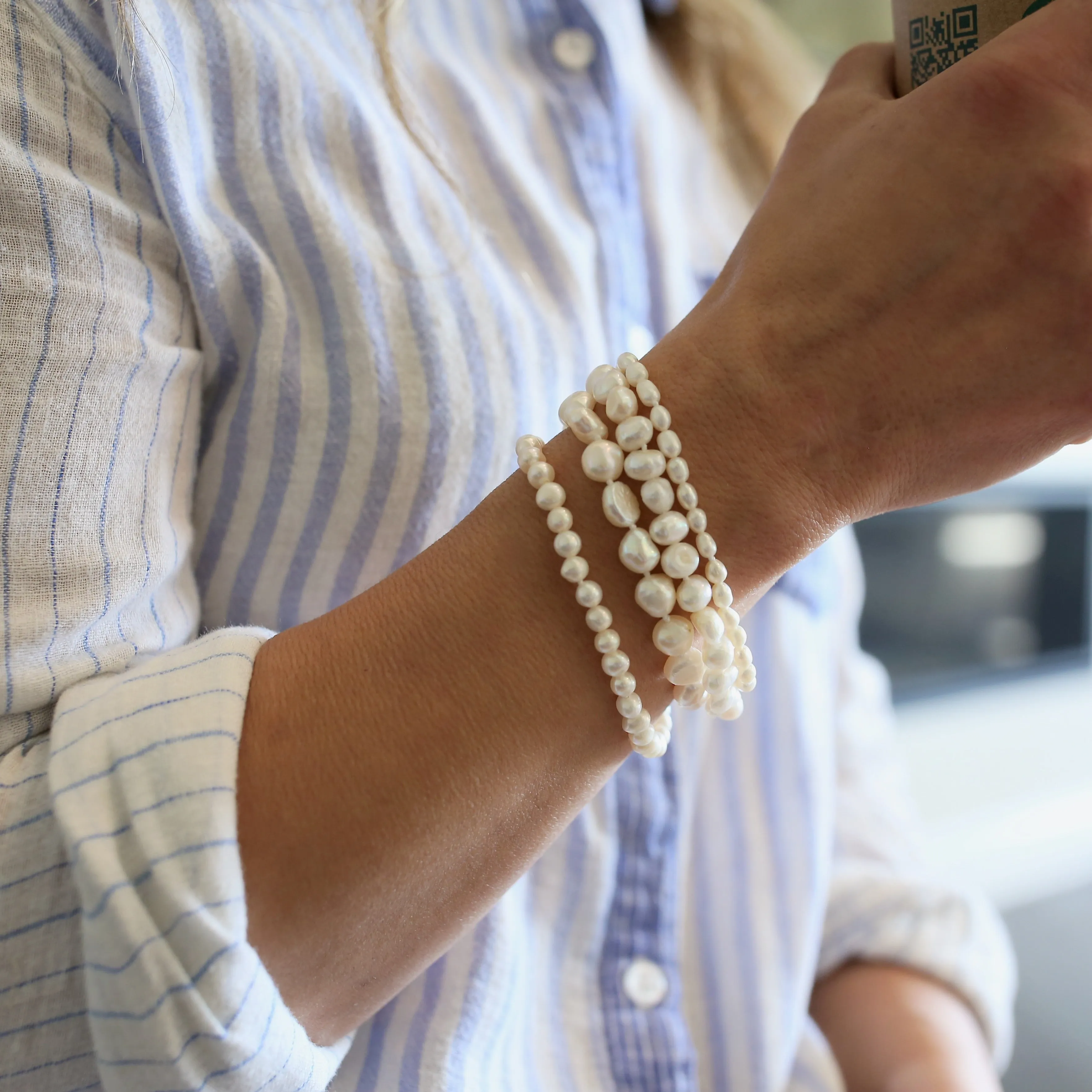 202-01-G | WHITE 4-STRAND BAROQUE MIX PEARL BRACELET (GOLD)