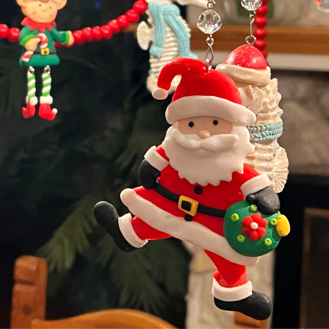WHIMSICAL SANTA - GREEN WREATH (Set/3) MAGNETIC CHANDELIER ORNAMENT